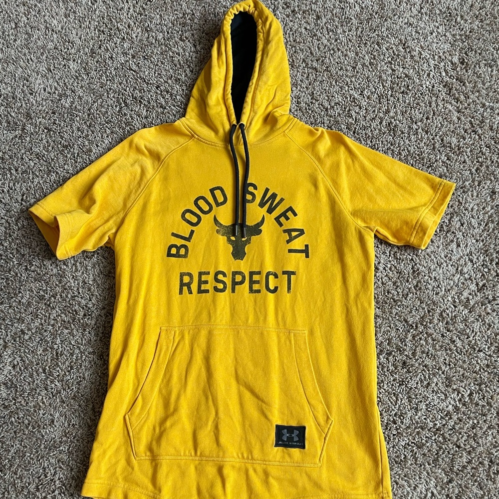 Men’s medium Project Rock Under Armour hooded short sleeved sweatshirt